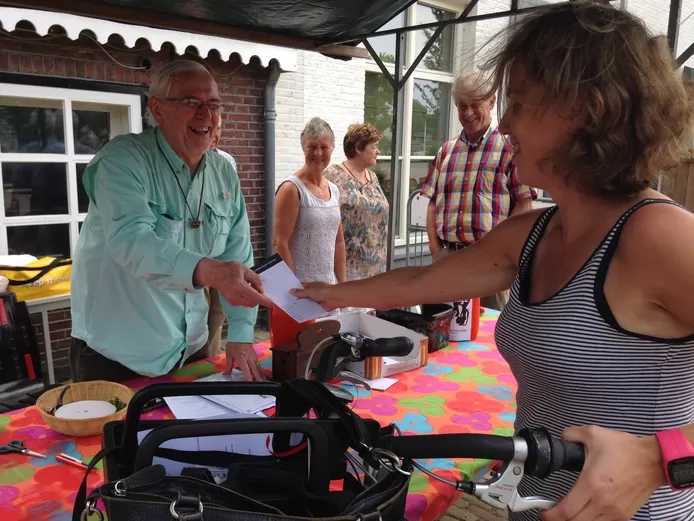 In 2016 maakt Theo Raaijmakers de fietstocht van Toer Mee vanachter een kraam op het Sint-Jansplein in Moergestel