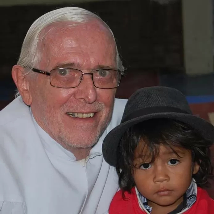Pater Theo Raaijmakers en een van de kinderen van Bolivia