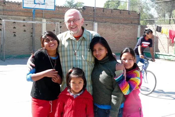 Theo Raaijmakers tussen enkele van de Boliviaanse straatkinderen voor wie hij zich al decennialang heeft ingezet. 